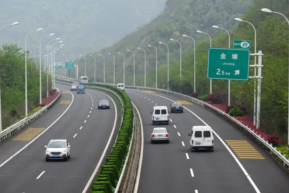 來自交通運(yùn)輸行業(yè)的代表委員熱議政府工作報(bào)告 開路先鋒信心滿懷奔赴新征程